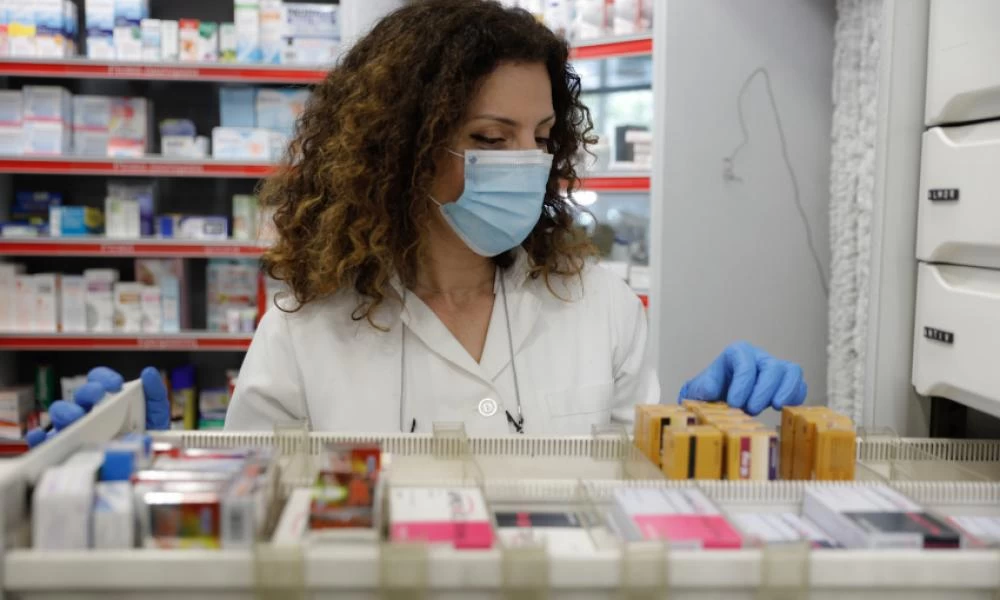 Δευτέρα στα φαρμακεία τα self-test: Ποιους εργαζομένους αφορά